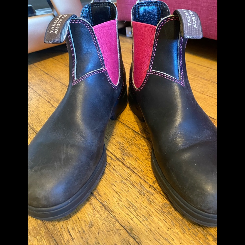 Blundstones women’s gently worn boots size 8